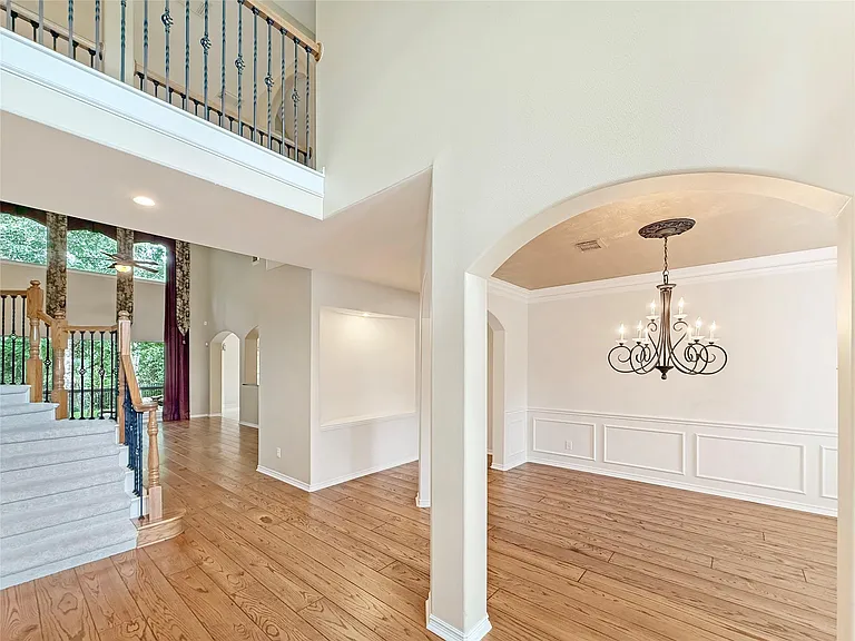 110 W Lansdowne Cir — Photo 2