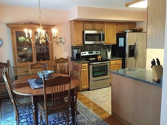 5th image of 83 Woodside Dr