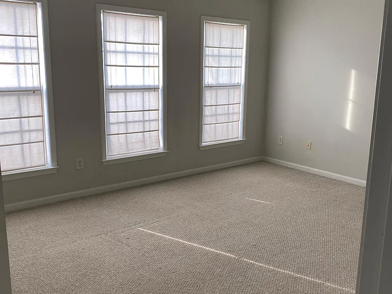 1028 Thornborough Dr — Photo 16