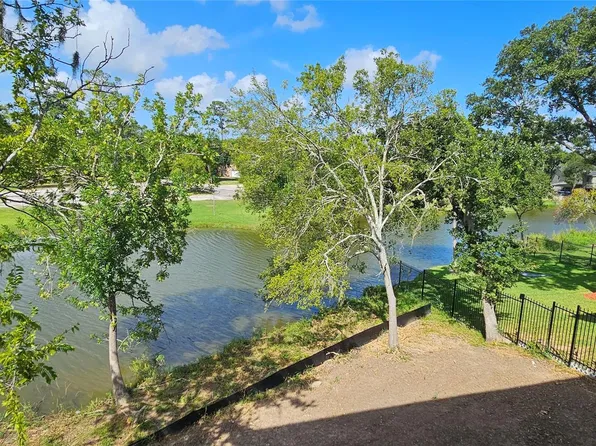 3905 Peacock Isle Dr, Dickinson, TX 77539