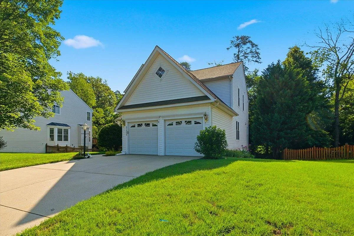 21336 Marsh Creek Dr in Ashburn, VA 20148 — Photo 2