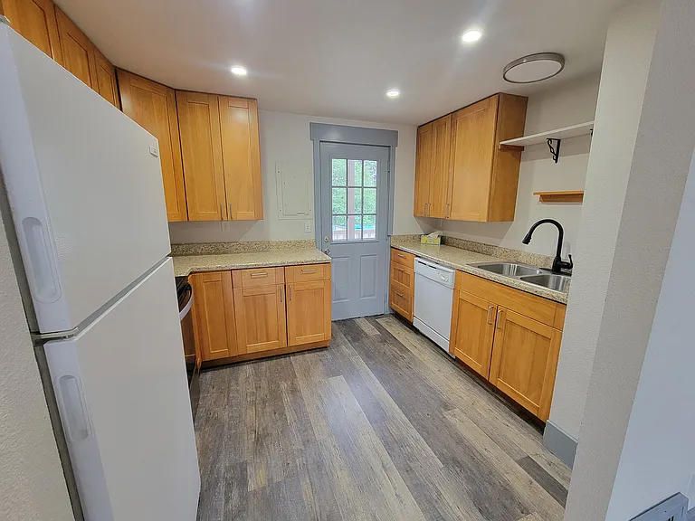 1212 Evans Ave W — Photo 7