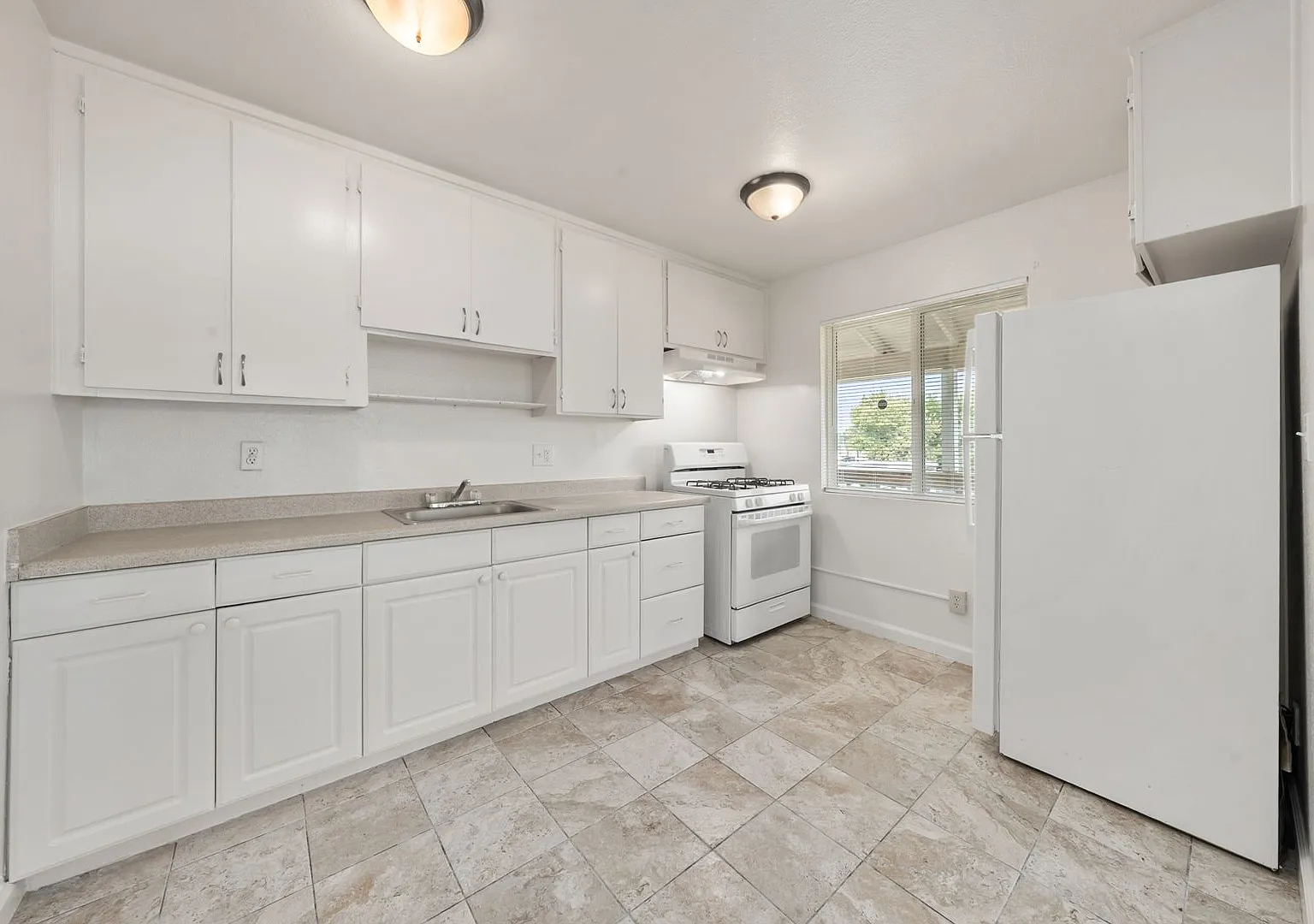 Newly renovated 2 bedroom 1 bath unit in Rio Linda — Photo 2