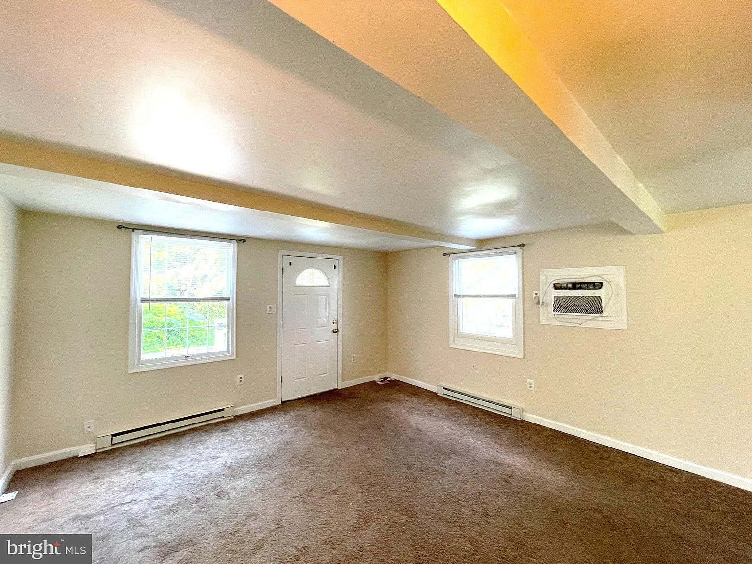 2 bed, 1.0 bath, 985 sqft, $1,350 — Photo 2