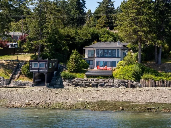 8543 Lochside Dr, North Saanich, BC V8L 1M5