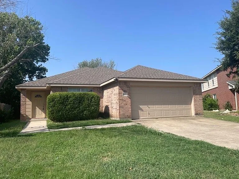820 Eagle Dr — Photo 1