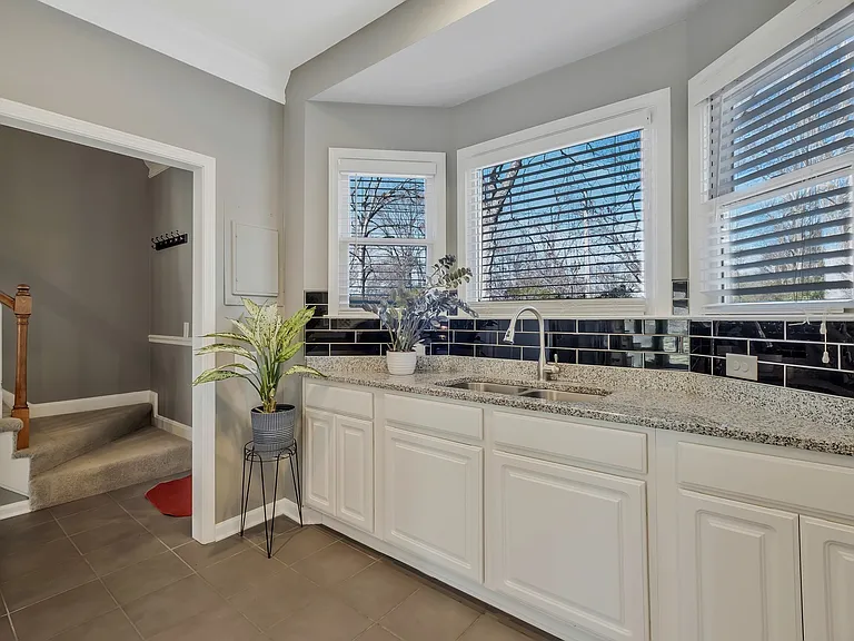1005 Glendale Ln — Photo 8