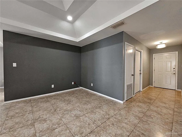 2208 Robin Ave W — Photo 5