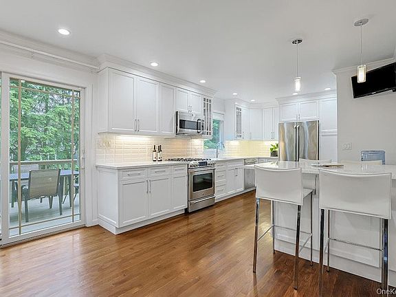 5th image of 305 Stratton Road