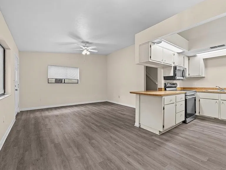 4405 SW 67th Ter — Photo 2