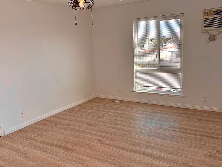 2105 N Webster St — Photo 6