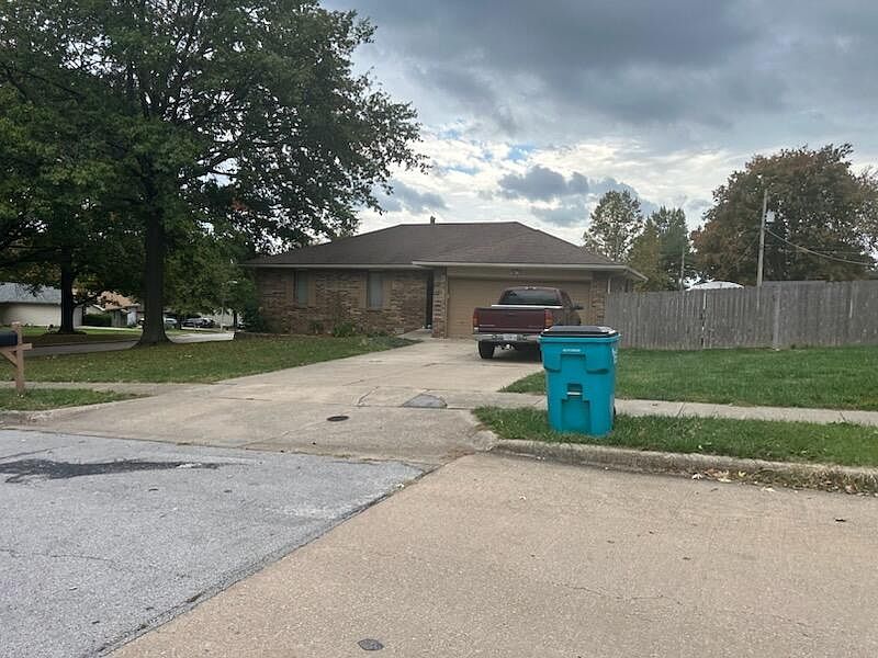 2nd image of 610 E Maplewood Street