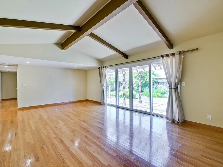 1084 Bluebird Ave — Photo 4