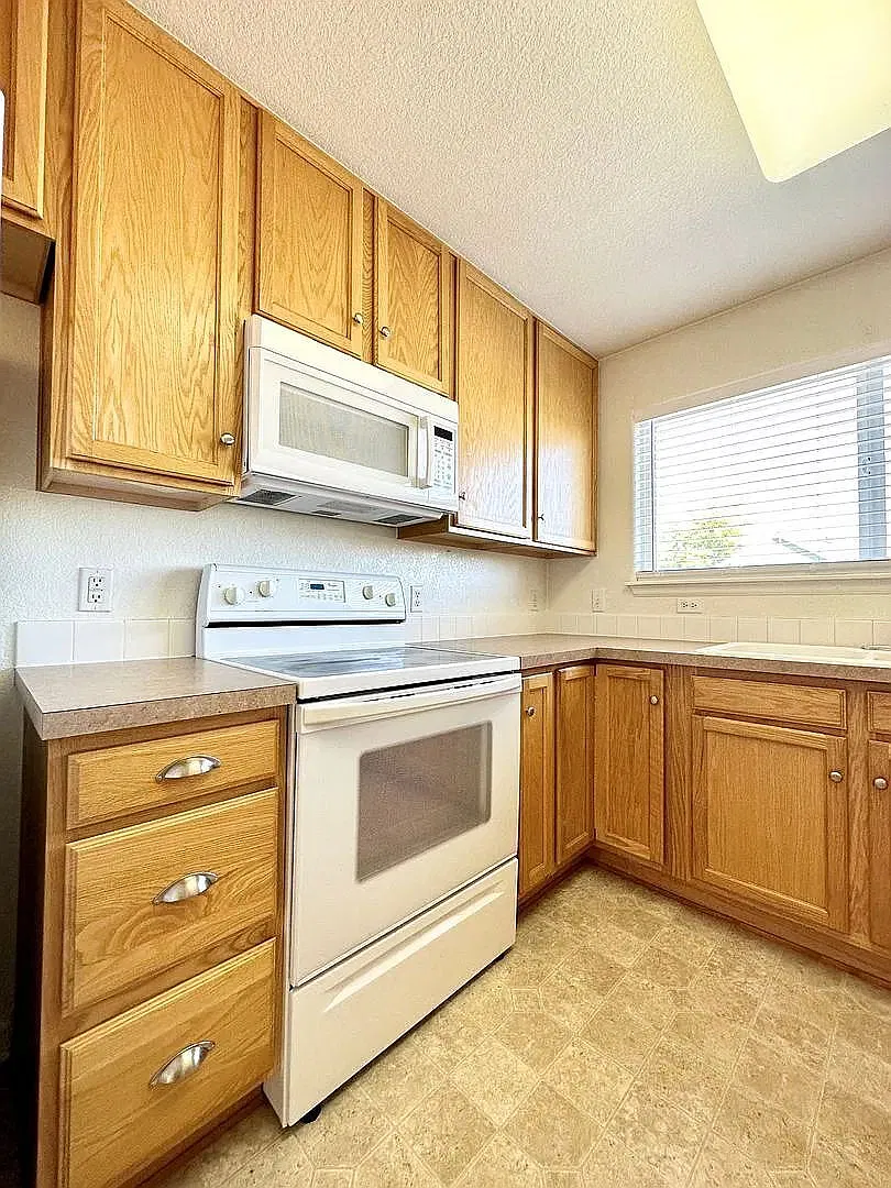 2 bed, 2.0 bath, 1048 sqft, $2,300 — Photo 3