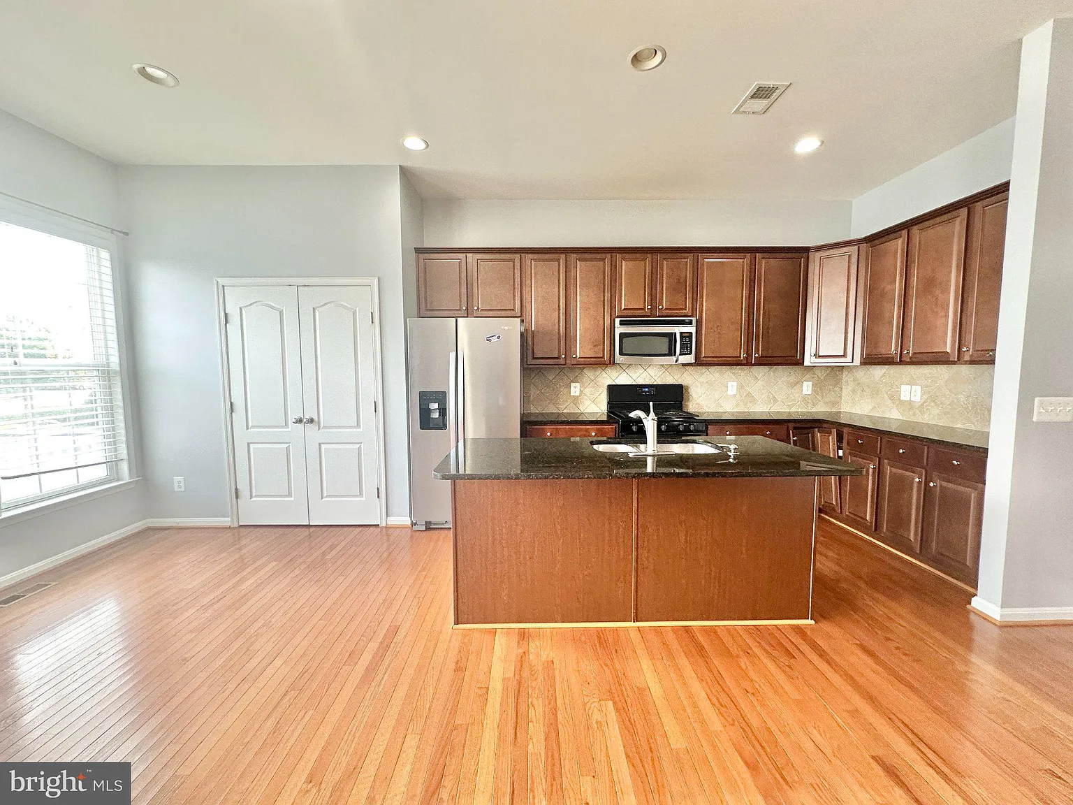 4 bed, 3.5 bath, 2412 sqft, $3,399 — Photo 3