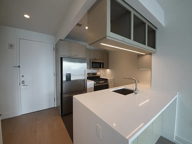 555 10th Ave #39M — Photo 7
