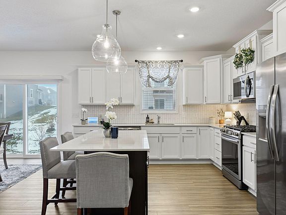 5th image of 528 Waterford Pl