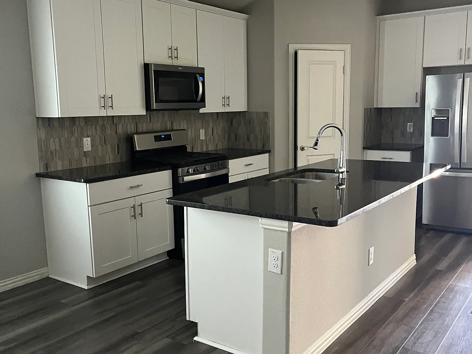 4 bed, 1989 sqft, $2,700 — Photo 2