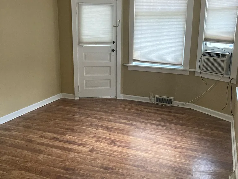 1049 Rush St — Photo 3