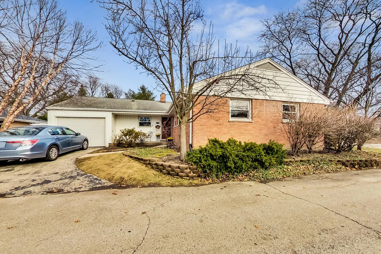 3625 Thayer St photo 1