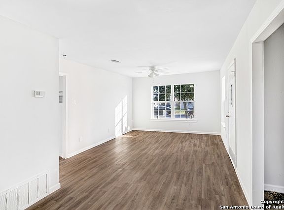 3rd image of 537 Glamis Ave