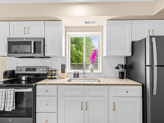4th image of 18397 Sharon Ln