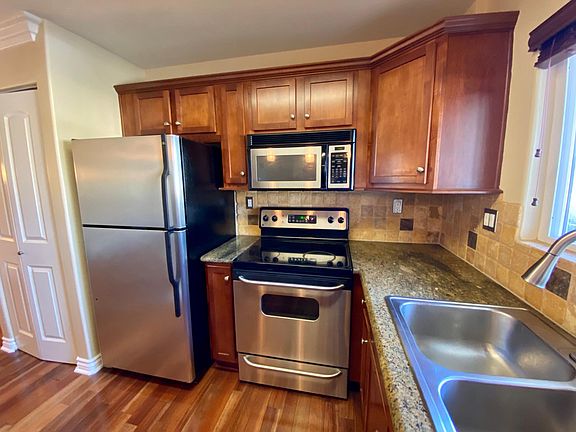Fully equipped kitchen *dishwasher + garbage disposal included!