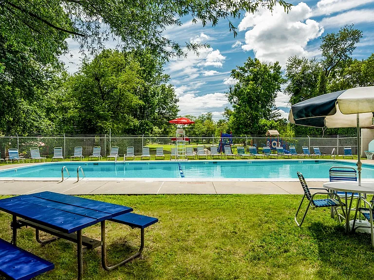 Laurel Park & Laurelton Court — Photo 22