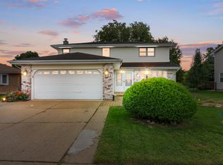 951 Dearborn Cir, Carol Stream, IL 60188
