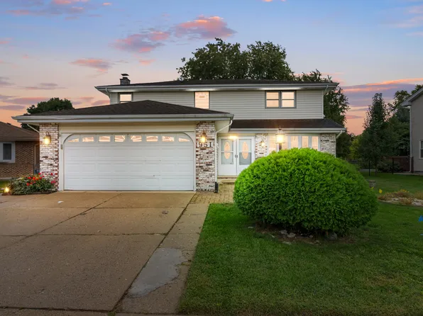 951 Dearborn Cir, Carol Stream, IL 60188