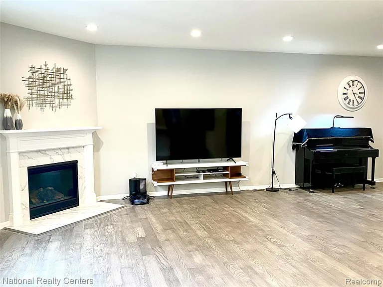 2835 Dillon Dr — Photo 5