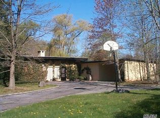 107 Wildwood Rd, Great Neck, NY 11024