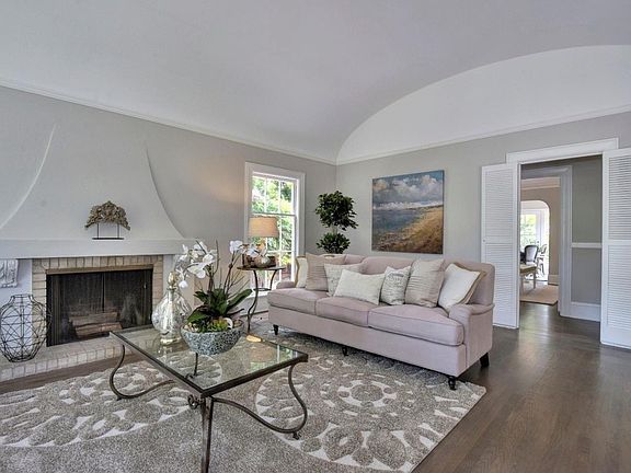 2nd image of 525 W Crescent Dr