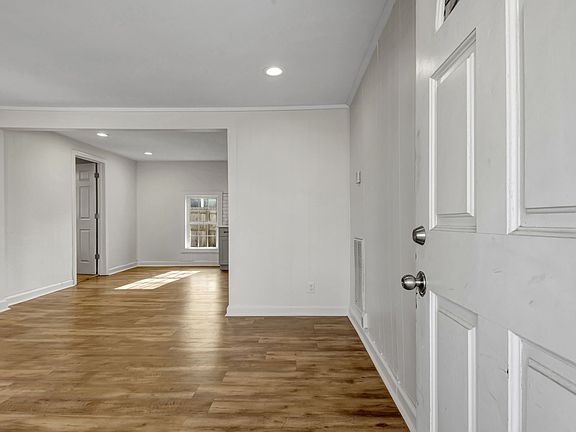 4th image of 2404 Burbank Ave