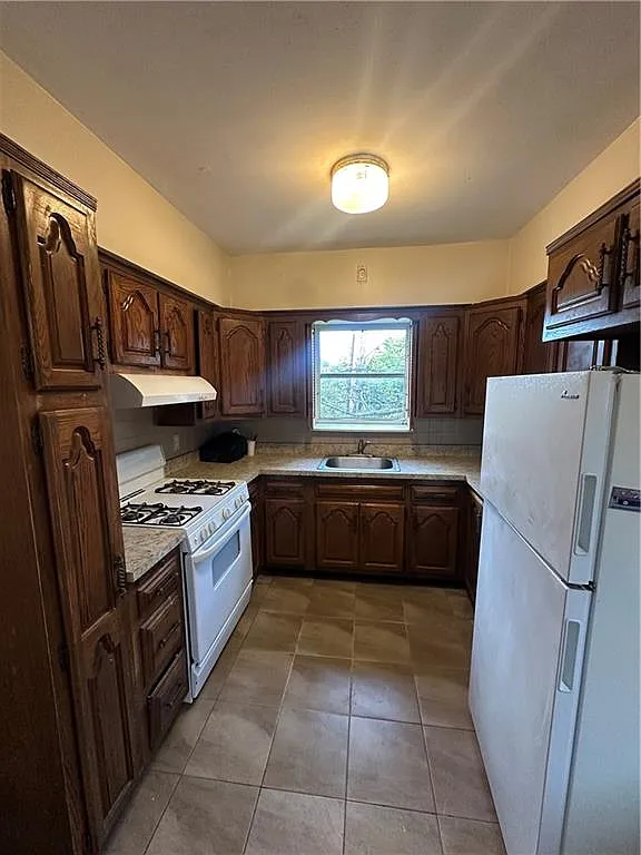 3 bed, 1.0 bath, 800 sqft, $2,700 — Photo 3
