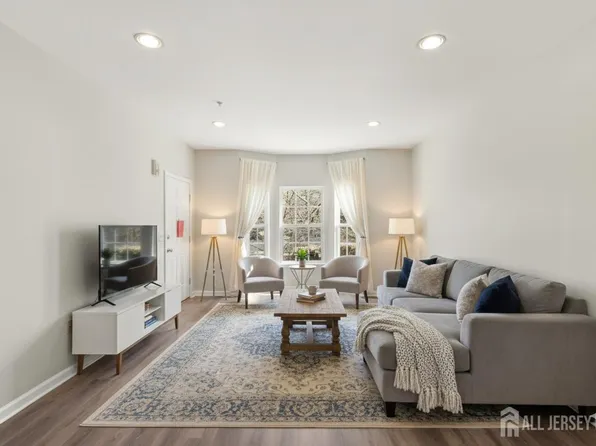 102 Forest Dr, Piscataway, NJ 08854