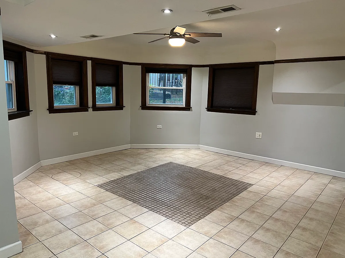 Building Photo - 3524 W Grace St #1