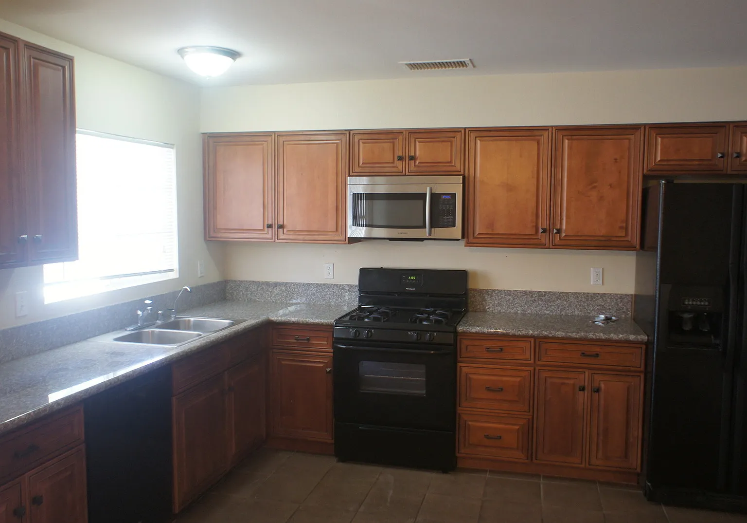 Charming 3Bed/2Bath/2Car residence with gated pool located in E. Las Vegas- Weekly Pool Service i... — Photo 2
