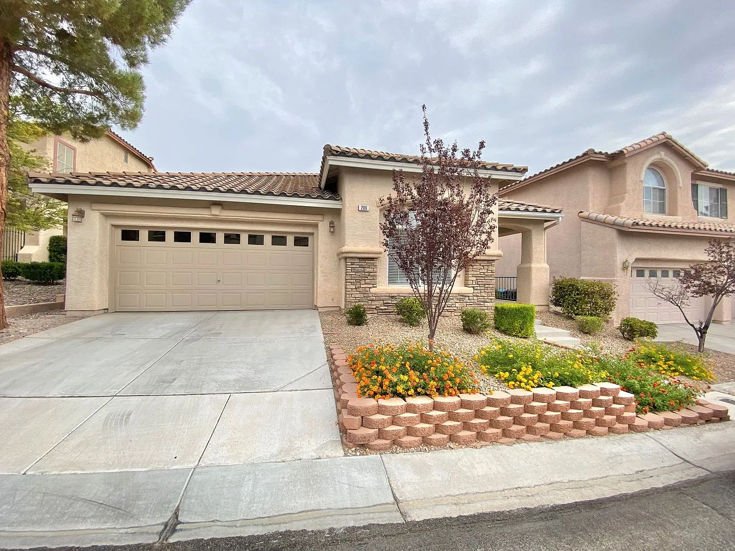 Stunning Single-Family Home One Story 3 Bedroom 2 Full Bath Located In Summerlin — Photo 1