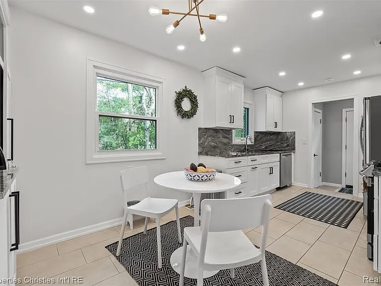 956 Northlawn Blvd — Photo 12