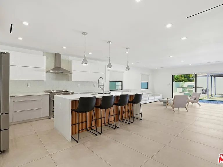 5735 Saloma Ave — Photo 34