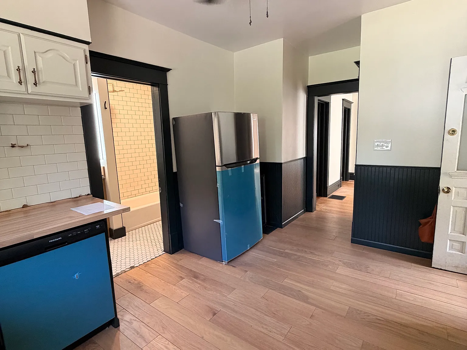 Newly Renovated 3BR Lower Unit Near Medical Mile and Downtown — Photo 4