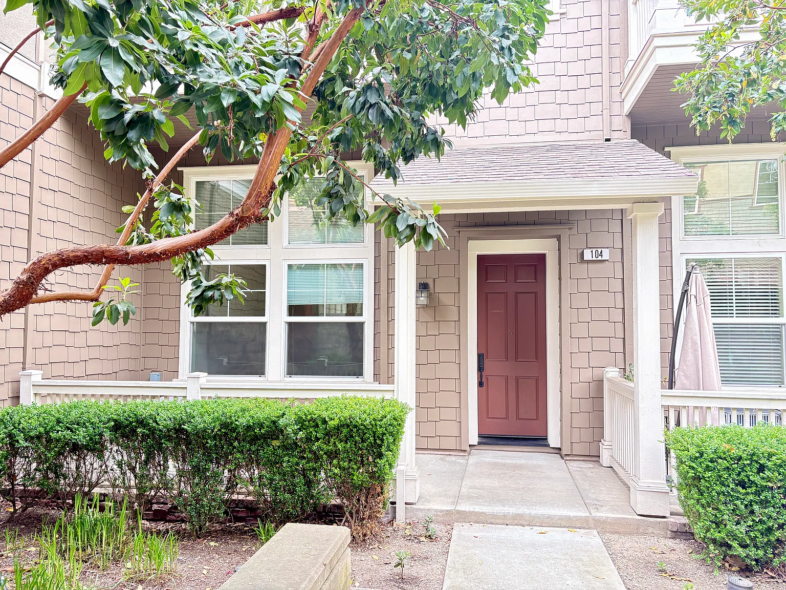 153 Gillette Pl Unit 104 photo 1