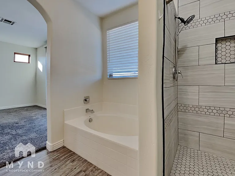 6418 S 49th Dr — Photo 17