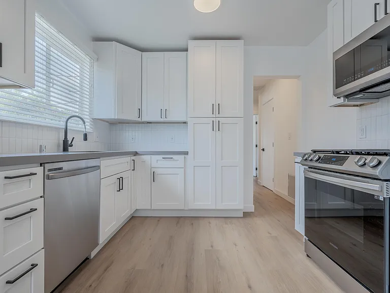 3201 S Barrington Ave #F — Photo 2