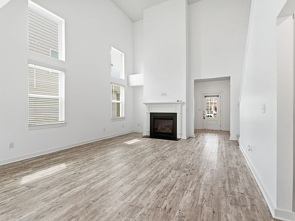 5th image of 829 Lexi Ln