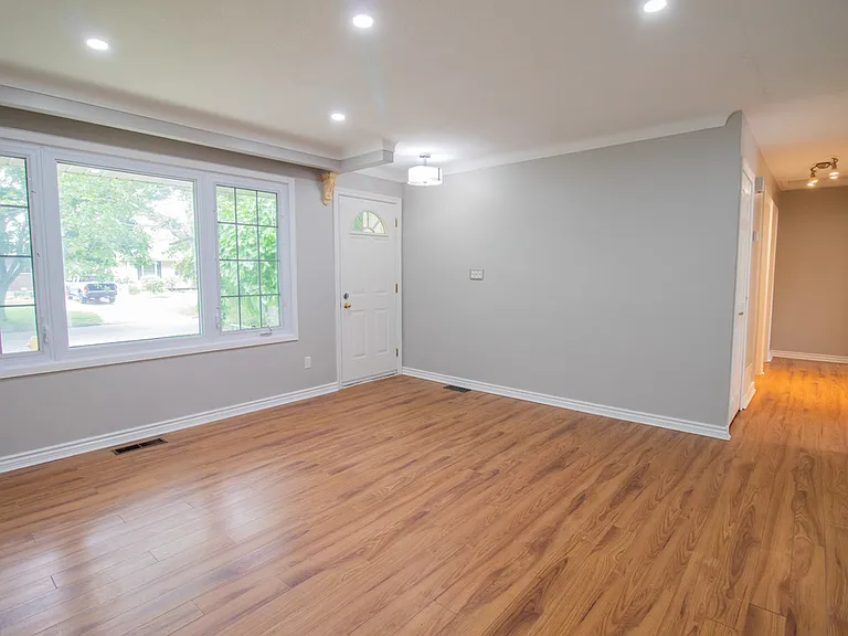 15 Sheridan Dr — Photo 3