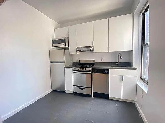 4th image of 78 Bank St APT 20