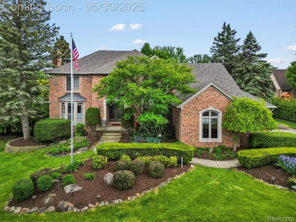 1552 Pebble Creek Dr, Rochester, MI 48307