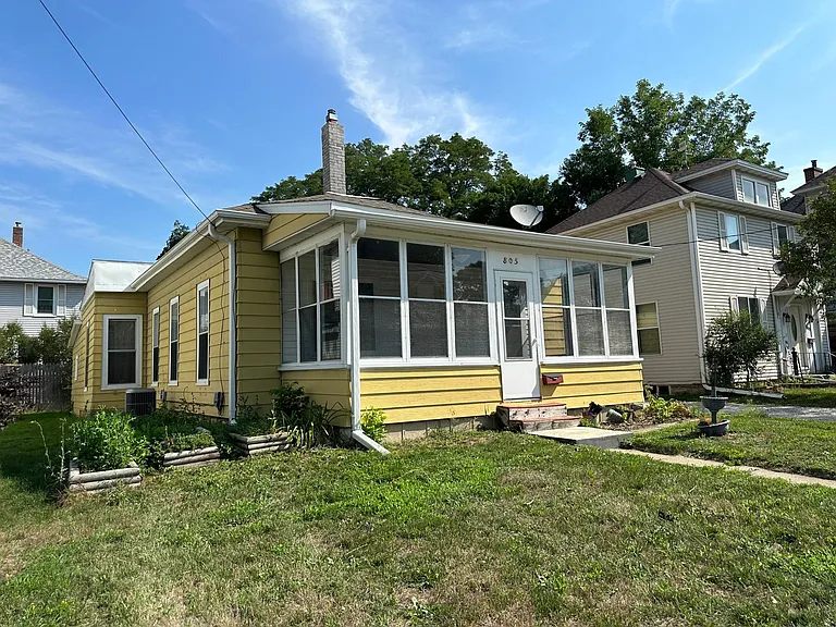 805 4th St SE — Photo 1